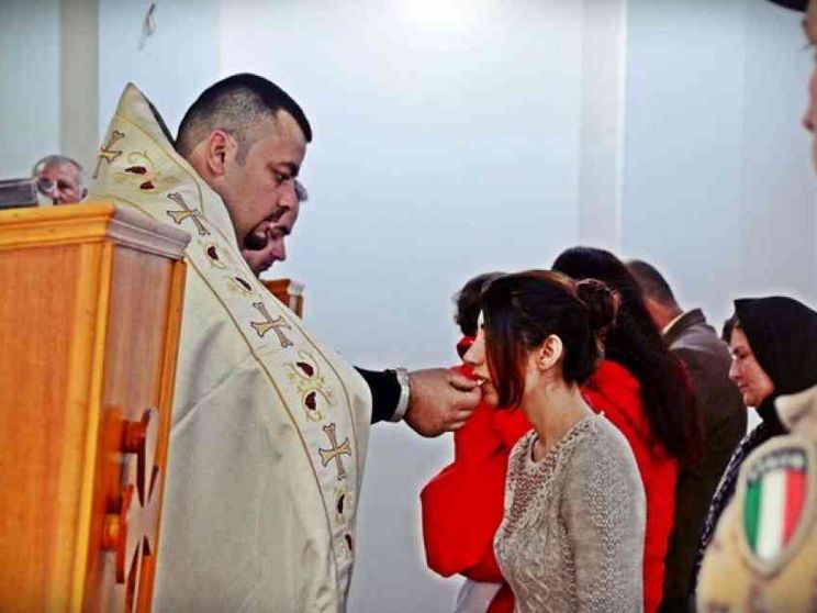 Prima Messa alla diga dalla fuga del Daesh. Gli alpini donano l'altare