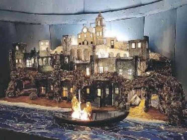 Arcore, il presepe con il barcone non piace alla Lega