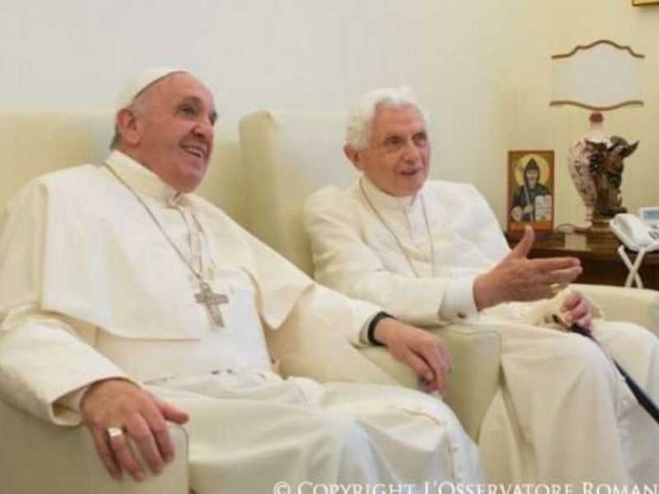Papa Francesco incontra Benedetto XVI per gli auguri di Natale