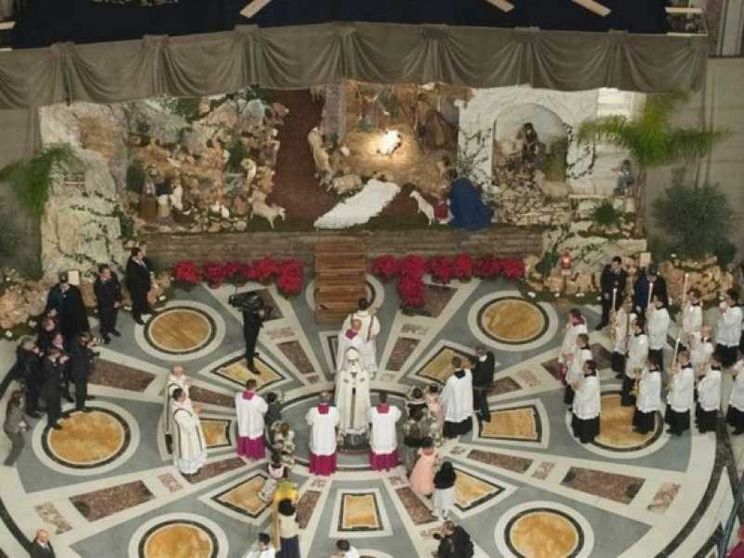 L'omelia di Papa Francesco: nel Bambino abbracciamo chi non ha posto