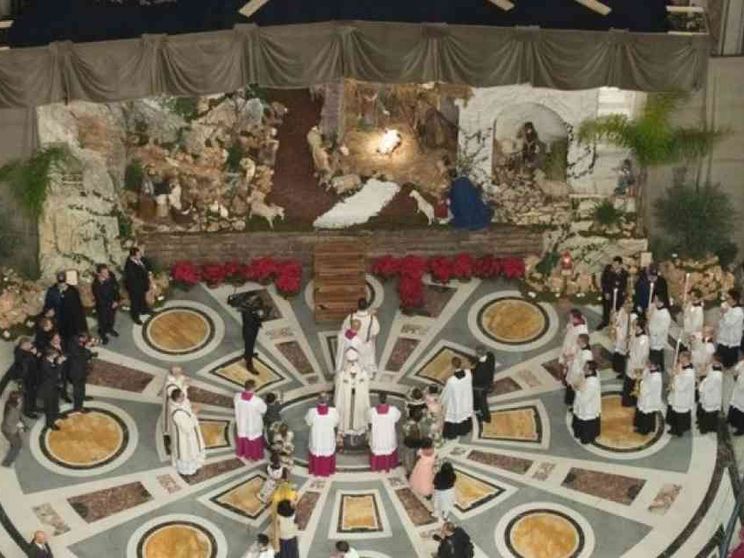 L'omelia di Papa Francesco: nel Bambino abbracciamo chi non ha posto