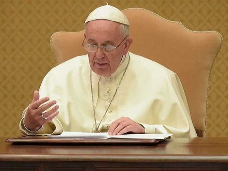 Francesco: la teologia si fa «in ginocchio», non dimenticando il fiuto della fede