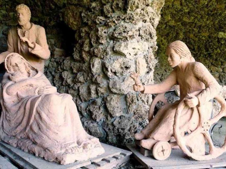 Don Gianni, il prete scultore: «La statuina in carrozzella e la mia Sla... »