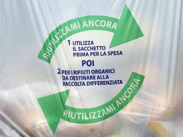 Dal 2018 vietati i sacchetti ultraleggeri dei supermercati