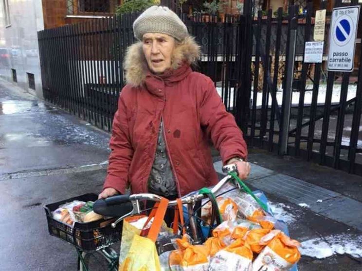Marta, a 79 anni, recupera il cibo per i poveri, in bicicletta