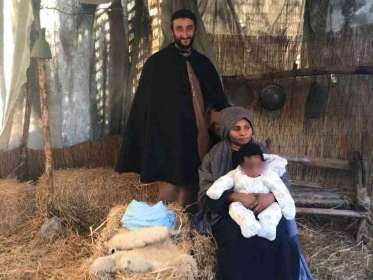 Nel presepe vivente Madonna e Bambinello nigeriani