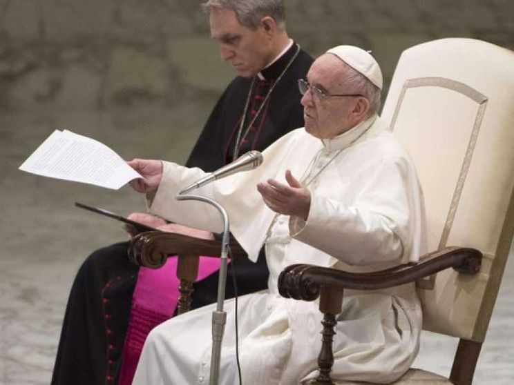 Papa Francesco: la Messa sia per noi tutti una scuola di preghiera