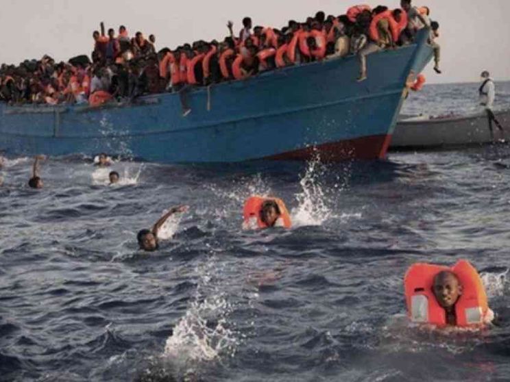 Naufragio nel Mediterraneo: dispersi tra i 90 e i 100 migranti