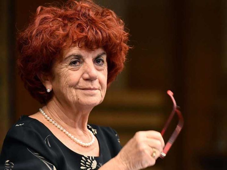 Smartphone in classe, sì o no? Interviene la ministra Fedeli