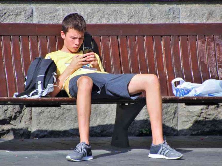 Tv, pc, tablet e smartphone perché ai bimbi fanno male