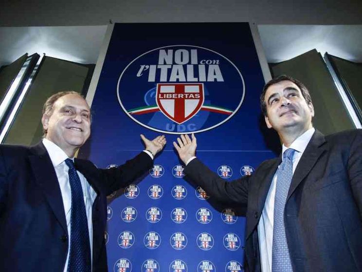 Noi con l'italia presenta il simbolo, c'è lo scudo crociato