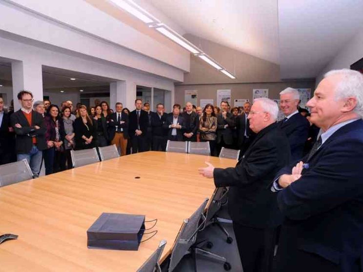 Il cardinale Bassetti in visita ad Avvenire: amare la Chiesa e l'Italia