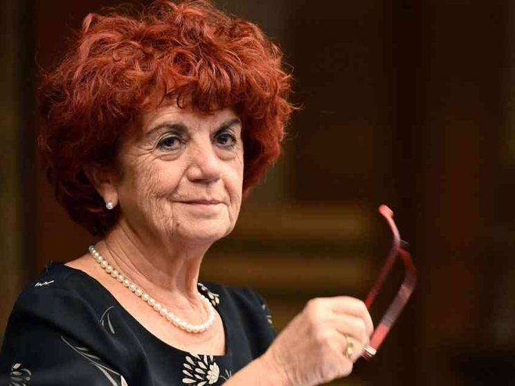 Smartphone in classe, sì o no? Interviene la ministra Fedeli