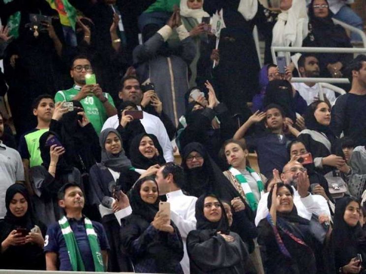 Le donne entrano allo stadio: cade lo storico tabù in Arabia Saudita