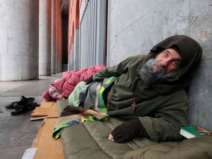 Fratel Biagio in strada: «Come chi non ha nulla»