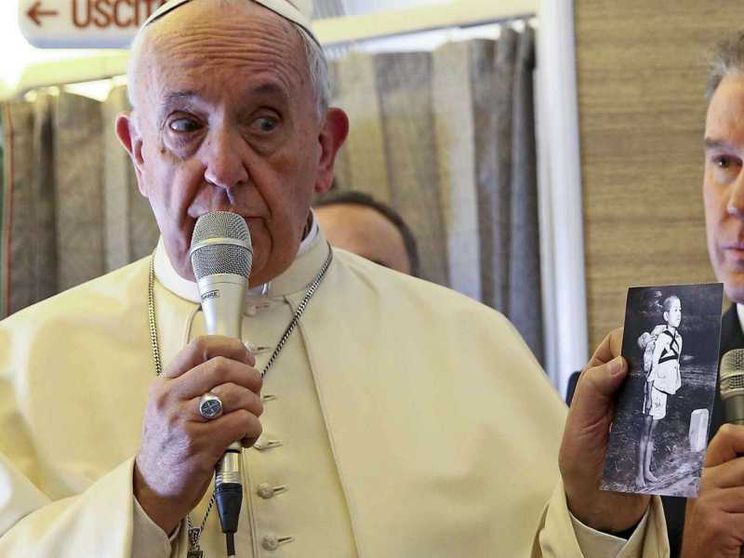 Francesco: «Temo guerra nucleare». E regala la foto di Nagasaki