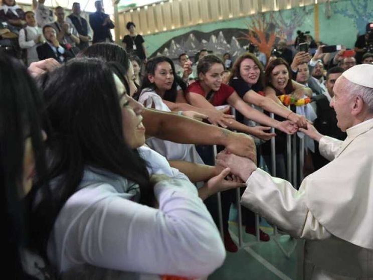 Il Papa in Cile: non abbiamo bisogno di supereroi, ma di compassione