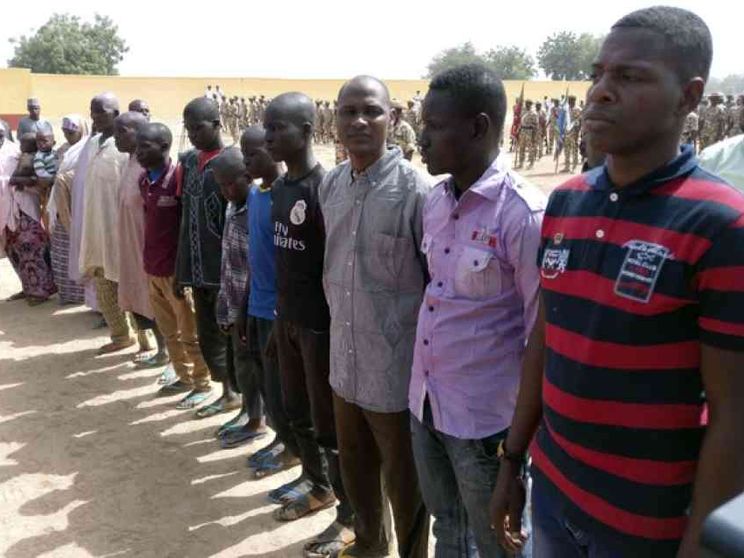 Due ragazze kamikaze fanno strage al mercato, rapiti americani e canadesi