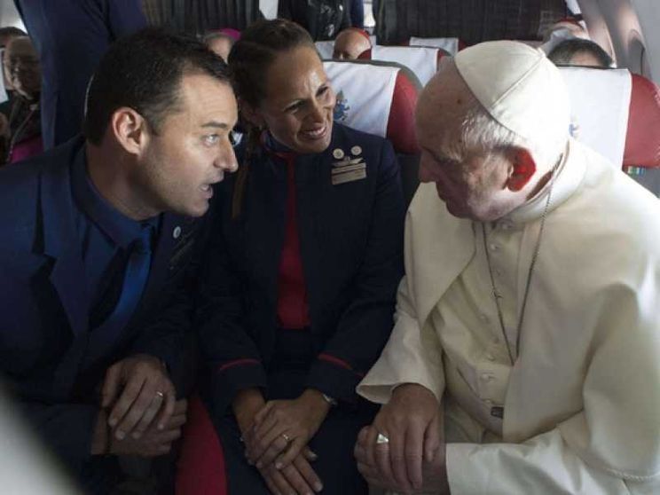 Francesco in aereo celebra il matrimonio tra hostess e steward / Video