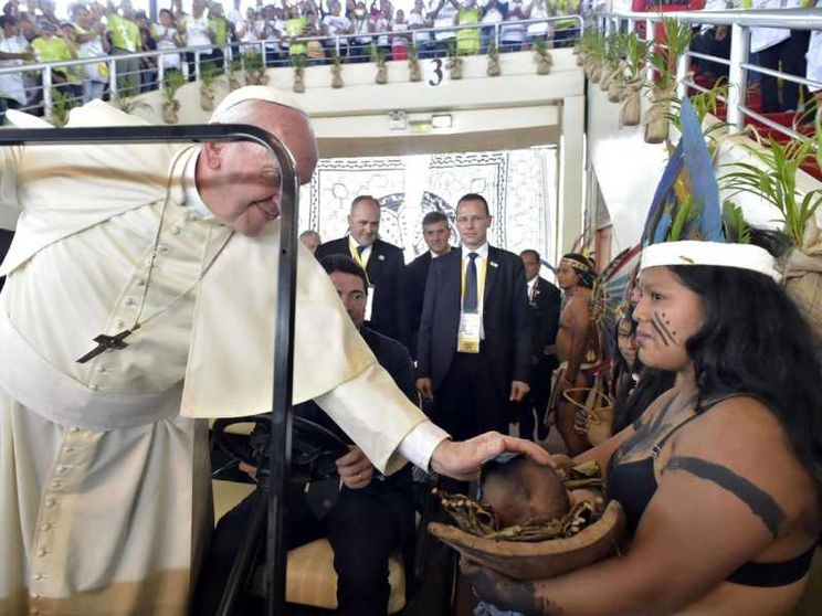 Il Papa ai popoli indigeni: difendere l'Amazzonia è difendere la vita