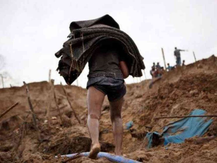 Nella terra visitata dal Papa, tra minatori disperati e schiave del sesso