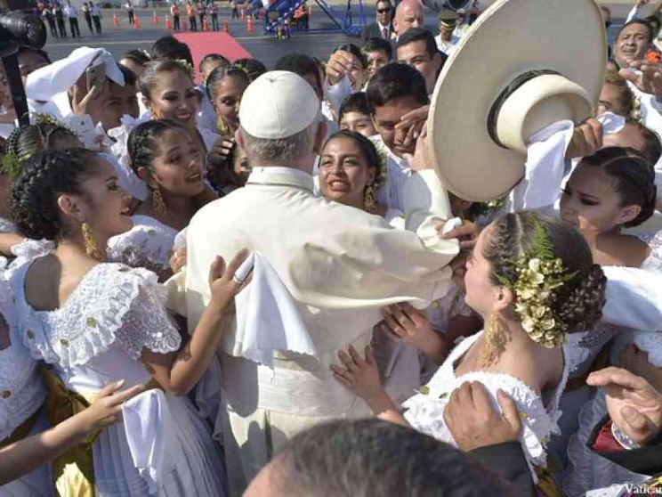 Papa: basta femminicidi. Troppi abusi nel silenzio
