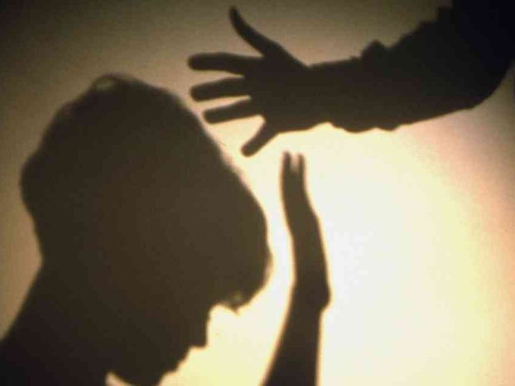 La figlia 14enne denuncia gli abusi in un tema, il padre si uccide