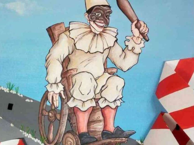 Al Carnevale di Viareggio Pulcinella in sedia a rotelle abbatte le barriere