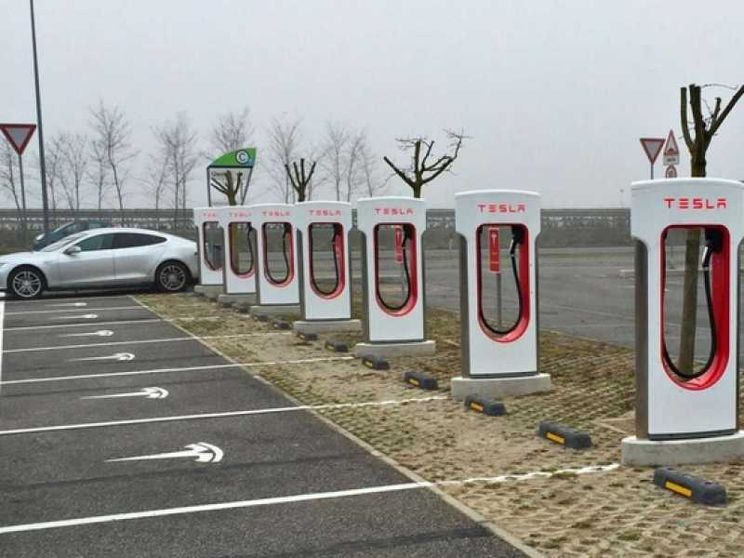Più di 200 colonnine in Italia: Tesla dà la scossa