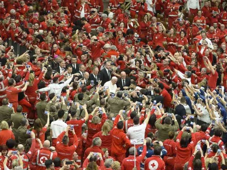 Papa Francesco alla Croce Rossa: siate sempre testimoni di umanità