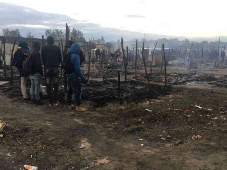 Migranti, brucia tendopoli: morta una donna. Le parole del vescovo