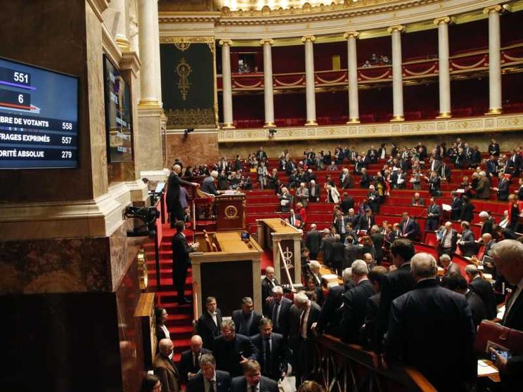 Simboli religiosi «cacciati» dal Parlamento