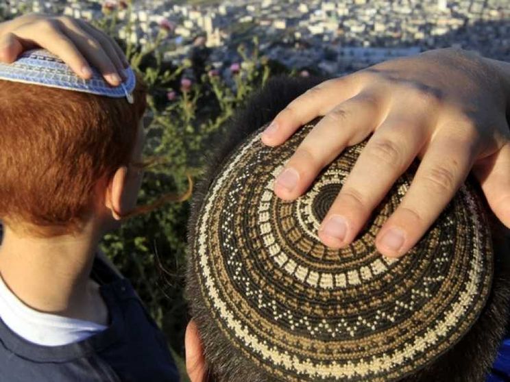 Orrore in Francia: bimbo di 8 anni aggredito perché portava la kippah