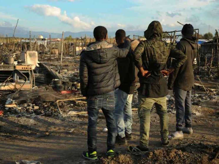 Dopo il rogo nella favela è allarme diossina