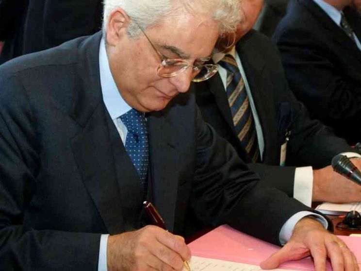 Mattarella: l'egoismo porta a violenza. La Ue: attacco ai nostri valori