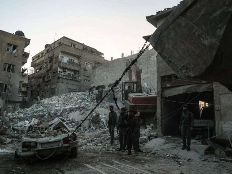 Raid del regime nel Ghouta, quasi 100 vittime, tra cui donne e bambini