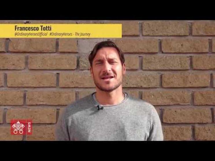 Beneficenza, la maglia di Super-Pope e il primo «calcio» da Totti