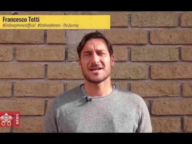 Beneficenza, la maglia di Super-Pope e il primo «calcio» da Totti