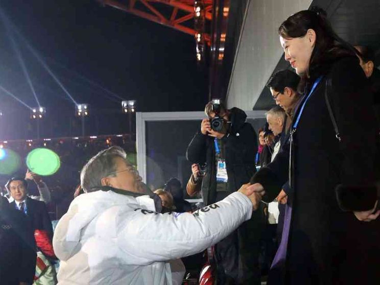 Corea, Giochi al via (al gelo). Con storica stretta di mano