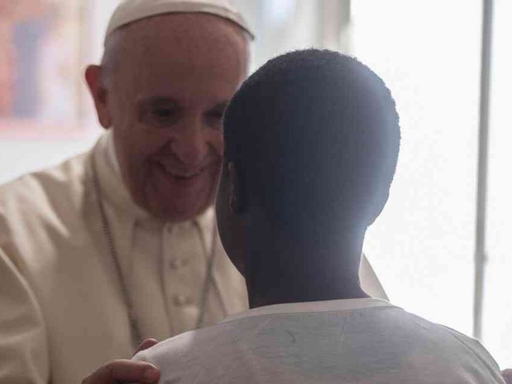 Il Papa: «È complice la società che tollera la tratta a fini sessuali»