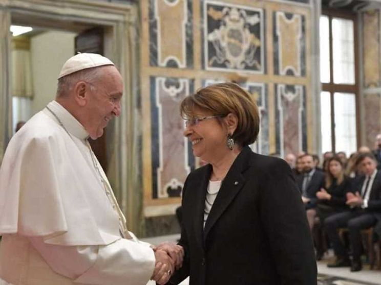 Papa Francesco ai dipendenti: agli sportelli con un sorriso