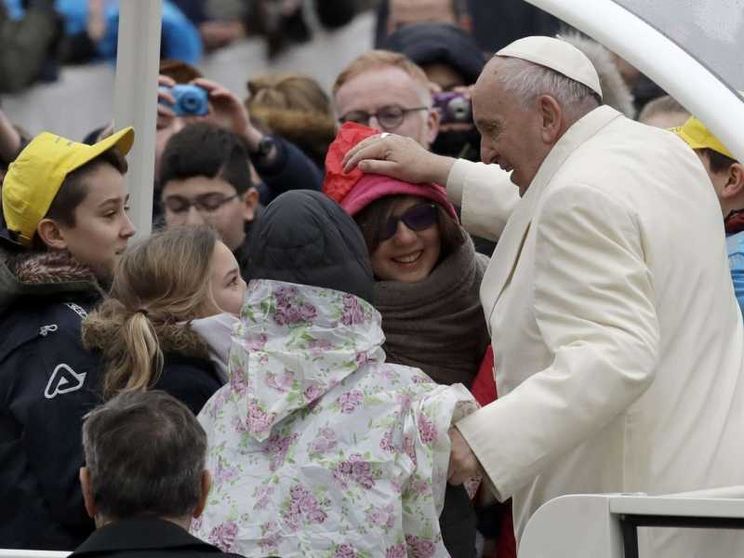 Il Papa: dopo l'omelia serve un tempo di silenzio