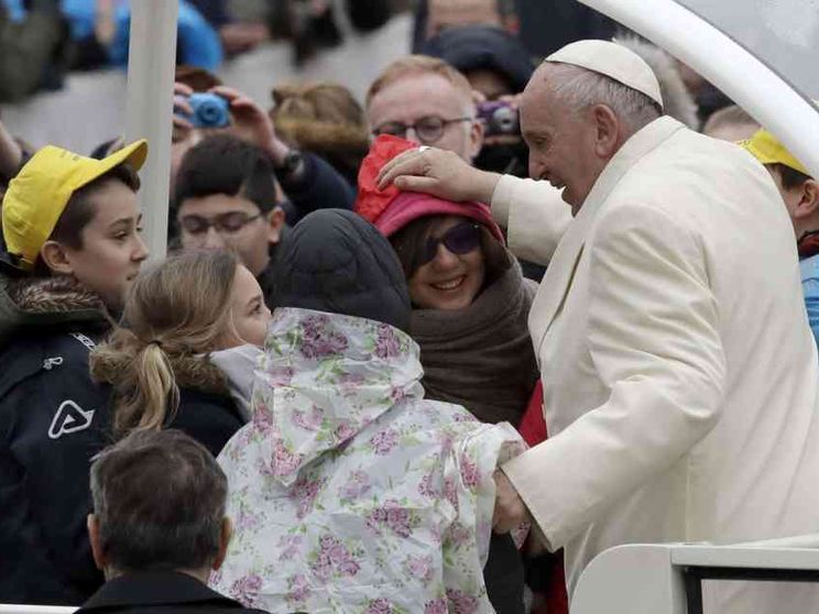 Il Papa: dopo l'omelia serve un tempo di silenzio