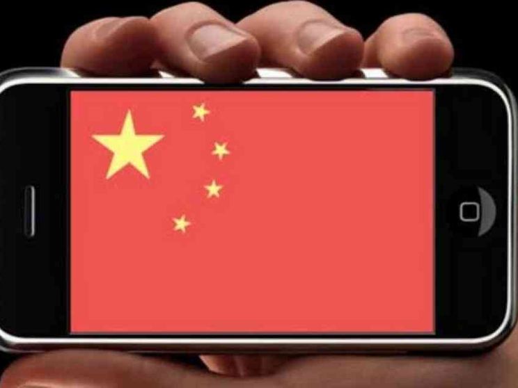 L'allarme degli 007: non comprate gli smartphone cinesi