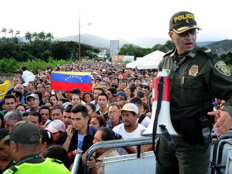 È fuga di massa. Maduro apre le porte, caos nel continente