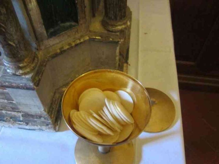 Ostie trovate intatte nel tabernacolo. «Gesù sotto le macerie» di Arquata