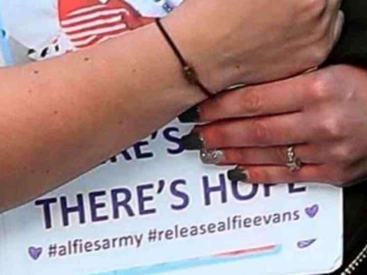 Il giudice ordina di staccare la spina al piccolo Alfie