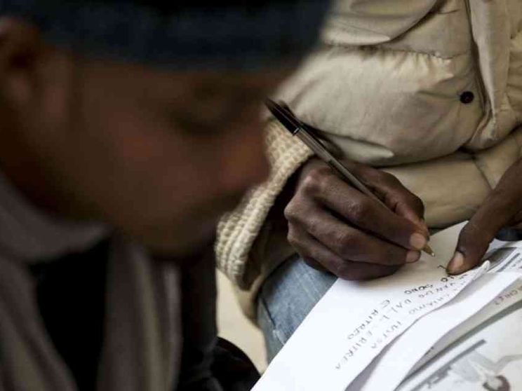 Migranti, per la prima volta le domande di asilo superano gli arrivi via mare