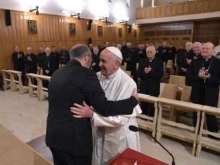 Il Papa: lo Spirito parla ai «lontani». La Chiesa non lo ingabbi