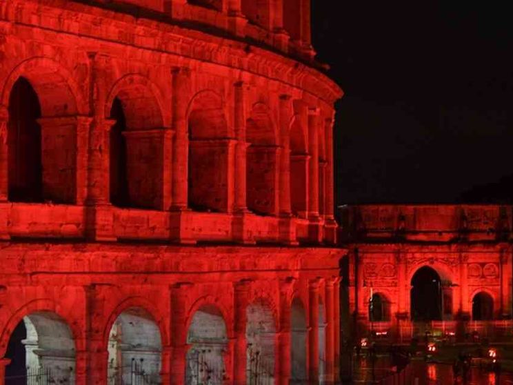 Colosseo rosso, come il sangue dei martiri cristiani